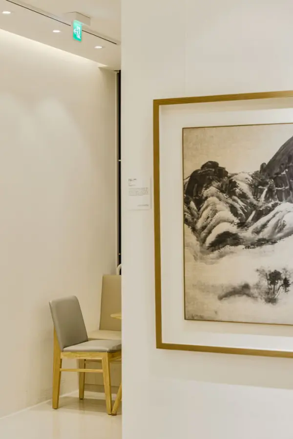 수묵산수화가 돋보이는 고즈넉한 갤러리 코너